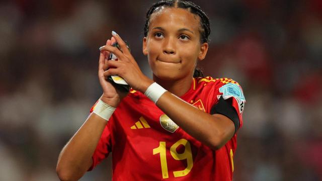 Vicly López agradece el apoyo a los aficionados españoles presentes en el estadio.