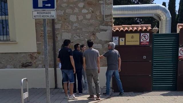 Los familiares de Diogo Jota y su hermano André Felipe llegan al Instituto Anatómico Forense de Zamora