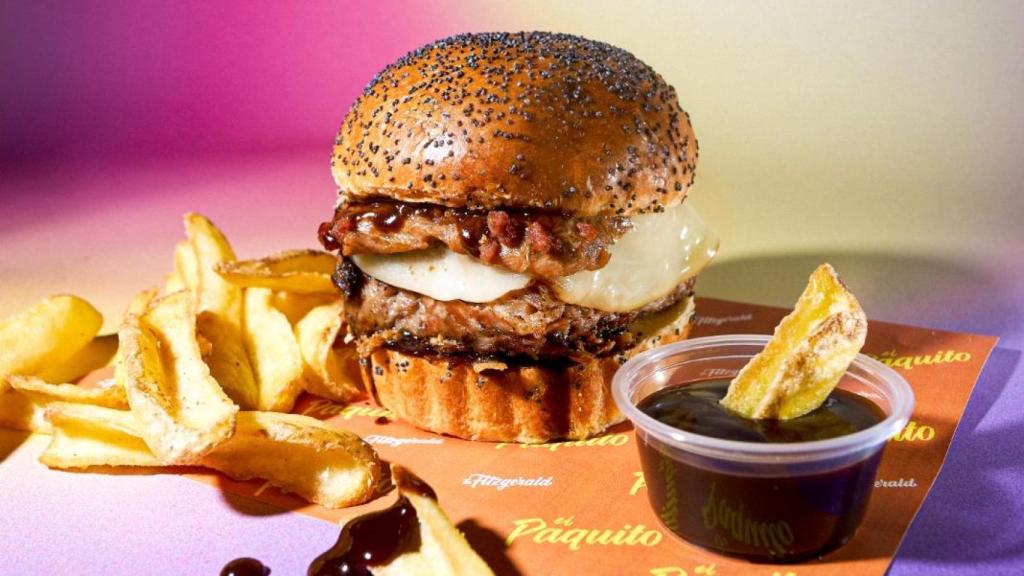 Paquito burger con patatas fritas, el menú ganador.