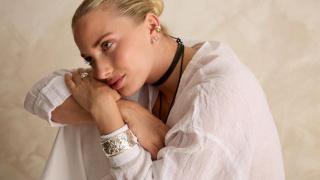 Modelo de Dosprimeras luciendo la nueva colección de la marca.