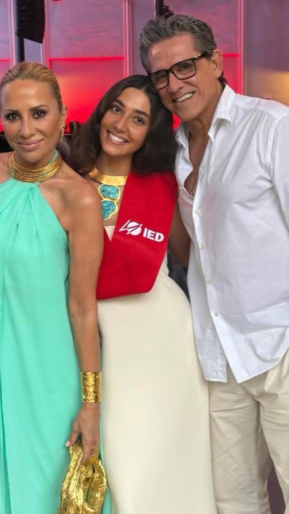 Paula Cabanas junto a sus padres el día de su graduación.