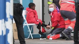 Varias personas, entre ellos varios menores, son atendidas por la Cruz Roja en el puerto de Los Cristianos (Tenerife).