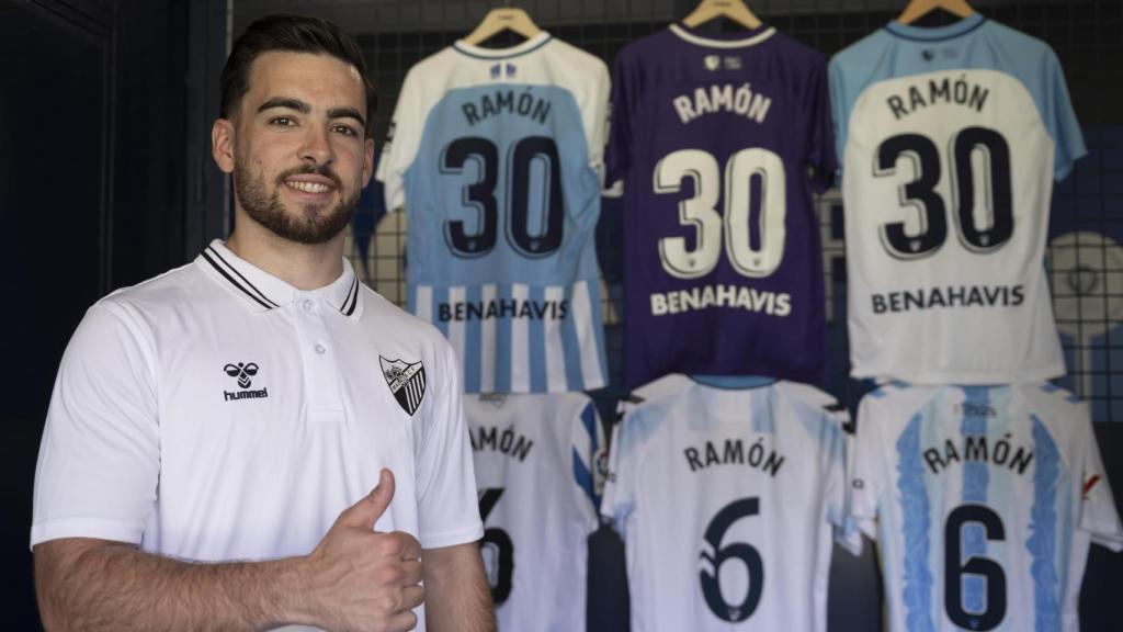 Ramón Enríquez, con todas su camisetas del Málaga CF