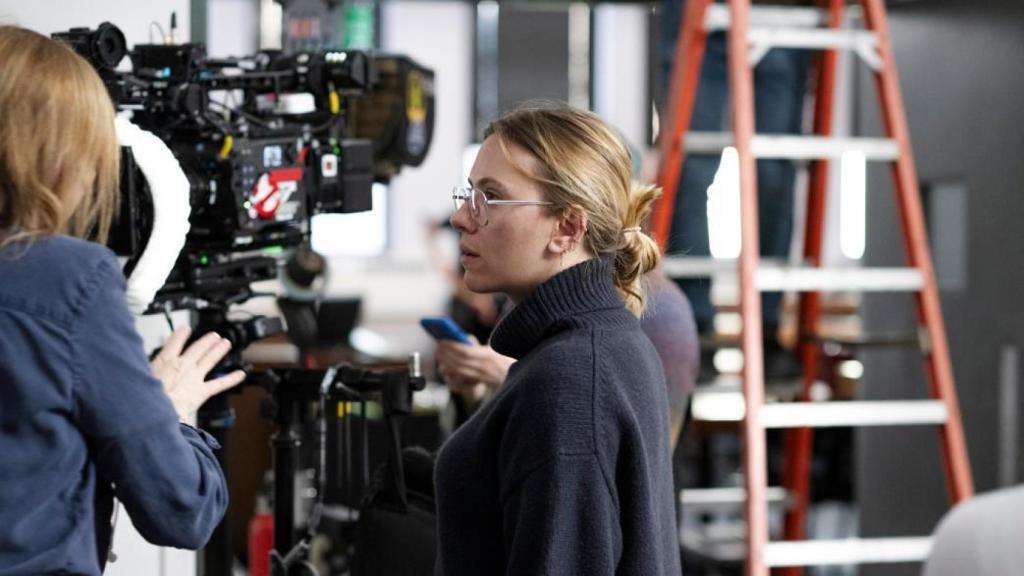 Scarlett Johansson como directora en el rodaje de Eleanor The Great.