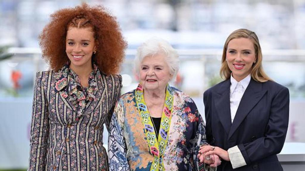 Scarlett Johansson junto al elenco de 'Eleanor The Great'.