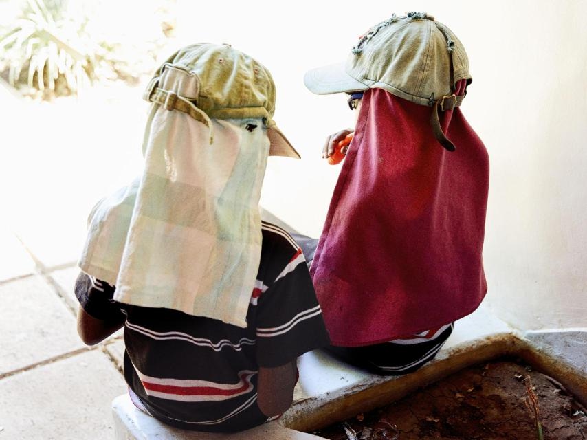 En el taller de costura impulsado por la fundación se confeccionan gorros para los pequeños.