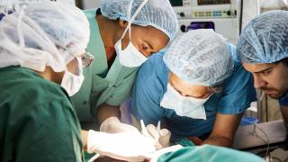 Se forma a cirujanos locales para operar los tumores que produce la exposición al sol.