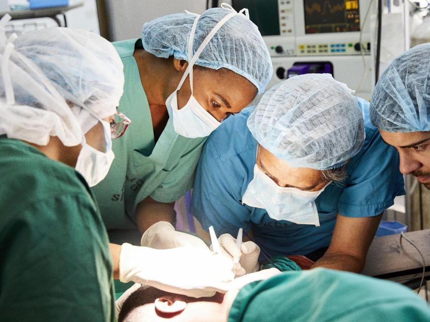 Se forma a cirujanos locales para operar los tumores que produce la exposición al sol.