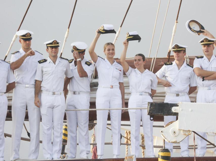 Los guardiamarinas saludan desde cubierta.