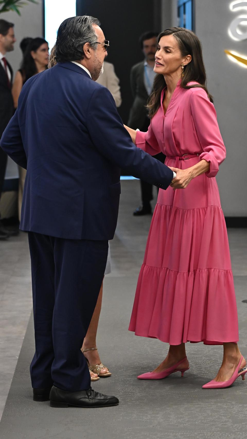 La Reina, con vestido de Hubo Boss y tacones de Magrit.