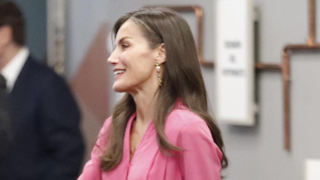 Letizia ha elegido pendientes multicolor.