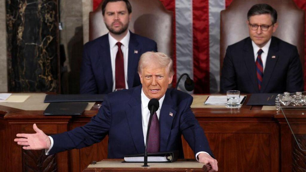 El vicepresidente de EEUU, JD Vance, y el presidente de la Cámara de Representantes, Mike Johnson, mientras el presidente de EEUU, Donald Trump se dirige a una sesión conjunta del Congreso de EEUU.