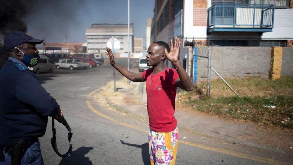 Imagen de los disturbios producidos en Sudáfrica en 2021 en los que murieron decenas de personas.