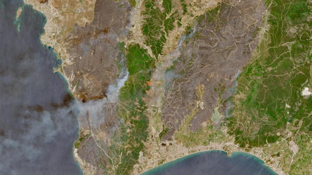 Una imagen satelital muestra humo elevándose debido a un incendio en la provincia de Esmirna, Turquía, el 30 de junio de 2025.