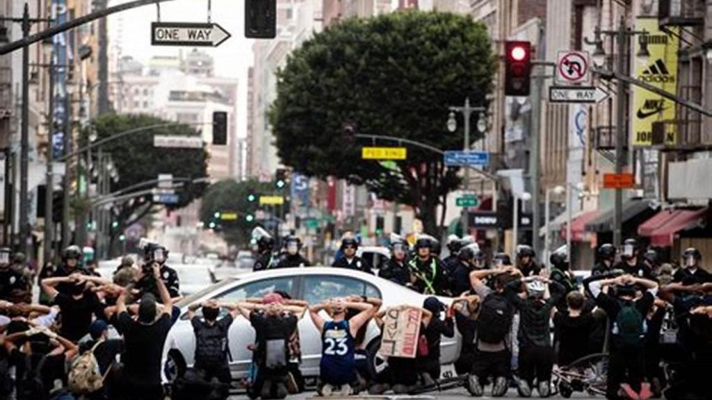 Manifestantes en Los Ángeles frente a los agentes antidisturbios.