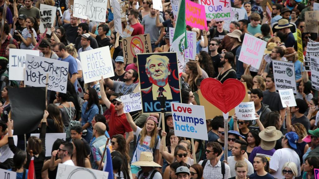 Manifestantes pacíficos en las protestas de Los Ángeles.