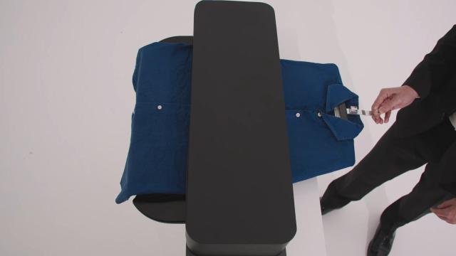 La prenda se introduce en Einsen por un extremo y sale por el otro planchada