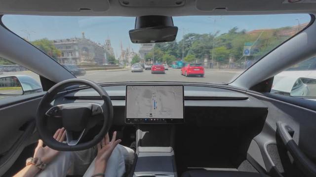 Momento de la prueba de conducción autónoma de Tesla en Madrid.