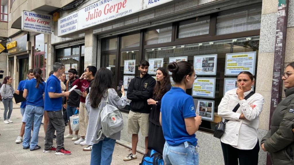 Decenas de estudiantes hacen cola para conseguir piso en Santiago de Compostela.