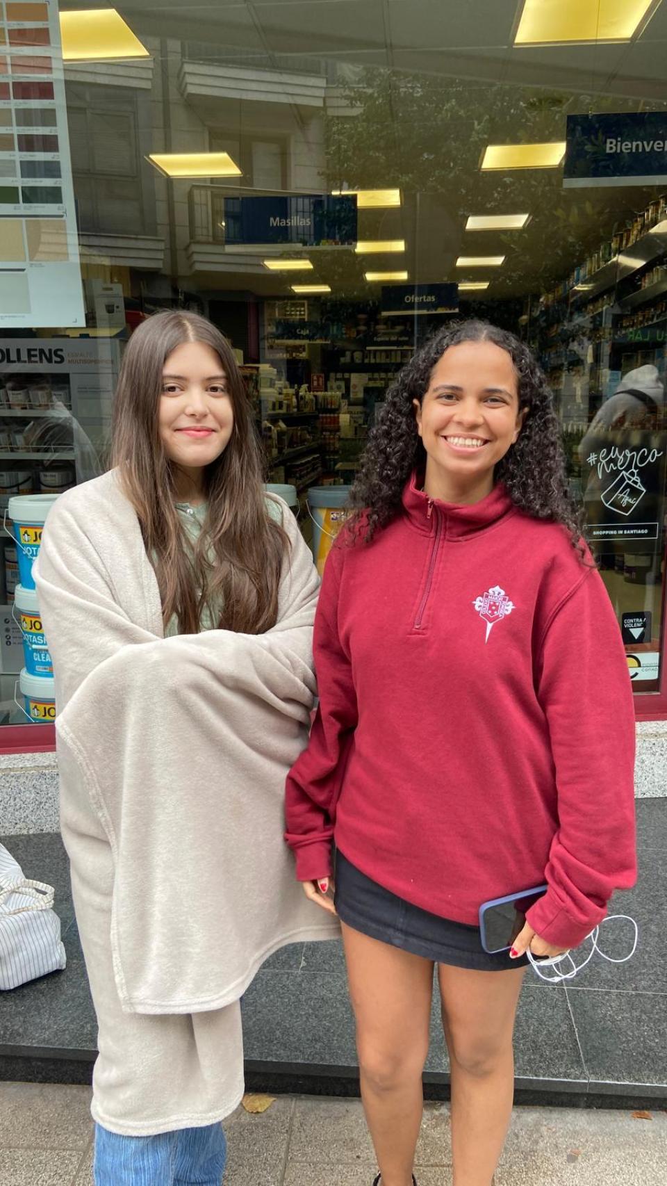 Martina y Juliana, en la fila frente a la inmobiliaria Julio Gerpe.