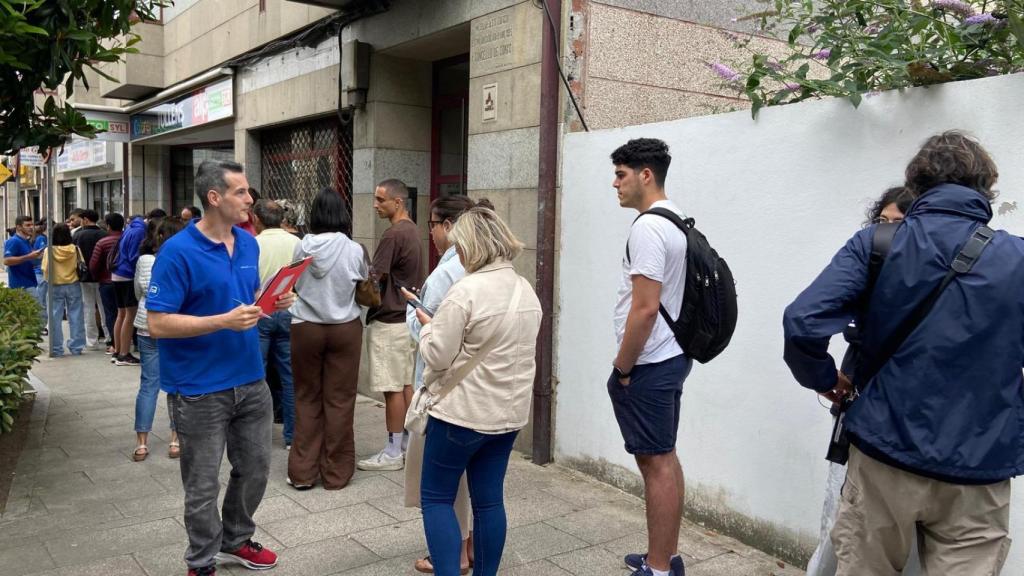 Decenas de estudiantes hacen cola para conseguir piso en Santiago.