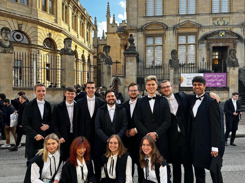 Antonio junto a sus compañeros con el traje típico de Oxford.