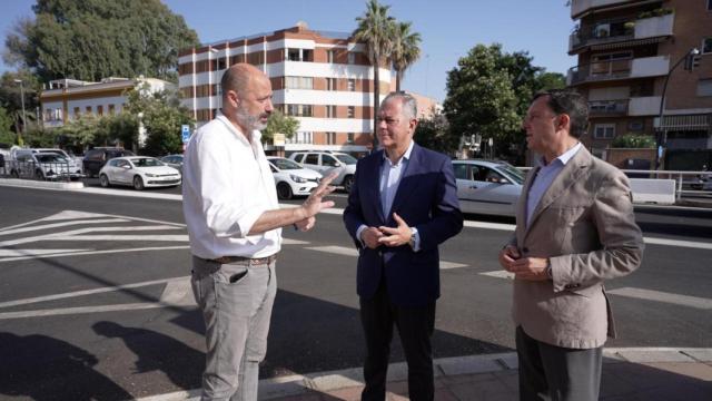 José Luis Sanz, alcalde de Sevilla, junto a Fernando Vázquez, gerente de Urbanismo (izquierda) y Juan de la Rosa, delegado de Urbanismo (derecha)