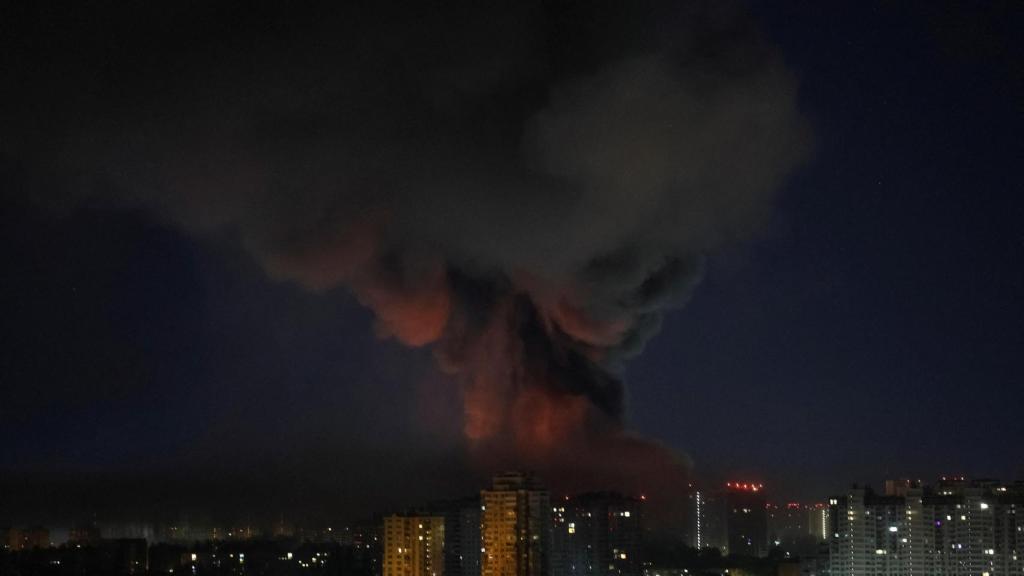 Columnas de humo se elevan sobre Kiev tras un ataque con misiles y drones de Rusia esta madrugada.
