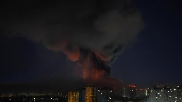 Columnas de humo se elevan sobre Kiev tras un ataque con misiles y drones de Rusia esta madrugada.