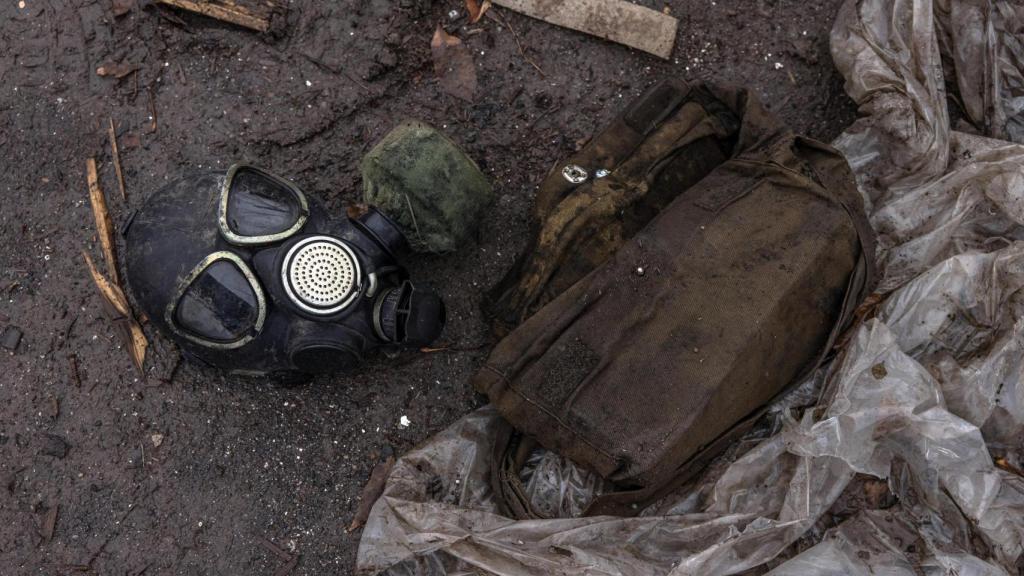 Fotografía de archivo de una máscara de gas de un soldado ruso en Jersón (Ucrania).