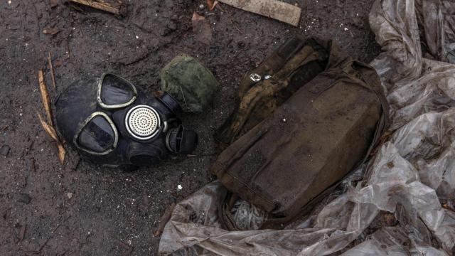 Fotografía de archivo de una máscara de gas de un soldado ruso en Jersón (Ucrania).