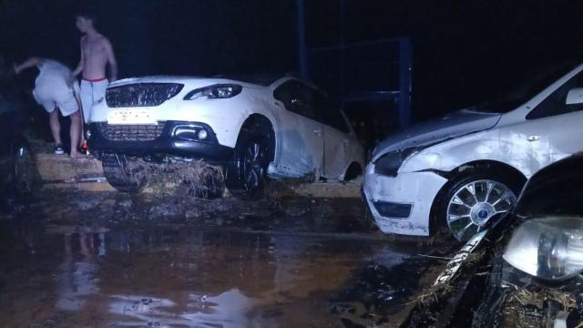 Imagen de vehículos apilados en Valdeaveruelo.