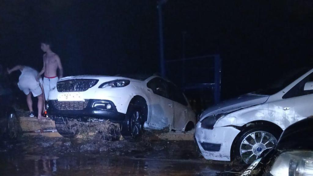 Imagen de vehículos apilados en Valdeaveruelo.