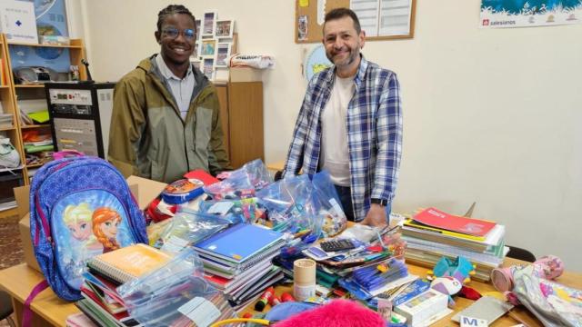 Seny Kebe y el profesor de Salesianos Xabi Carrajo con el material escolar donado por los alumnos del colegio.