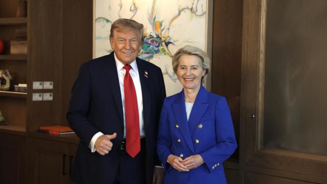 Ursula von der Leyen y Donald Trump, durante su breve encuentro en el G7 de Canadá