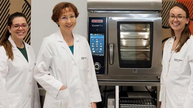 La doctora Concepción Manrique (centro) junto a Maru Dulcich y Teresa Pérez, del Servicio de Hospitalidad de la Clínica Universidad de Navarra.