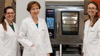 La doctora Concepción Manrique (centro) junto a Maru Dulcich y Teresa Pérez, del Servicio de Hospitalidad de la Clínica Universidad de Navarra.