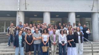 Instante de la concentración, con los ocho jueces de instrucción en primera fila.