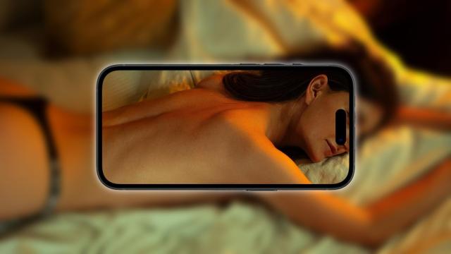 Fotomontaje con la imagen de un iPhone y una chica en una cama.