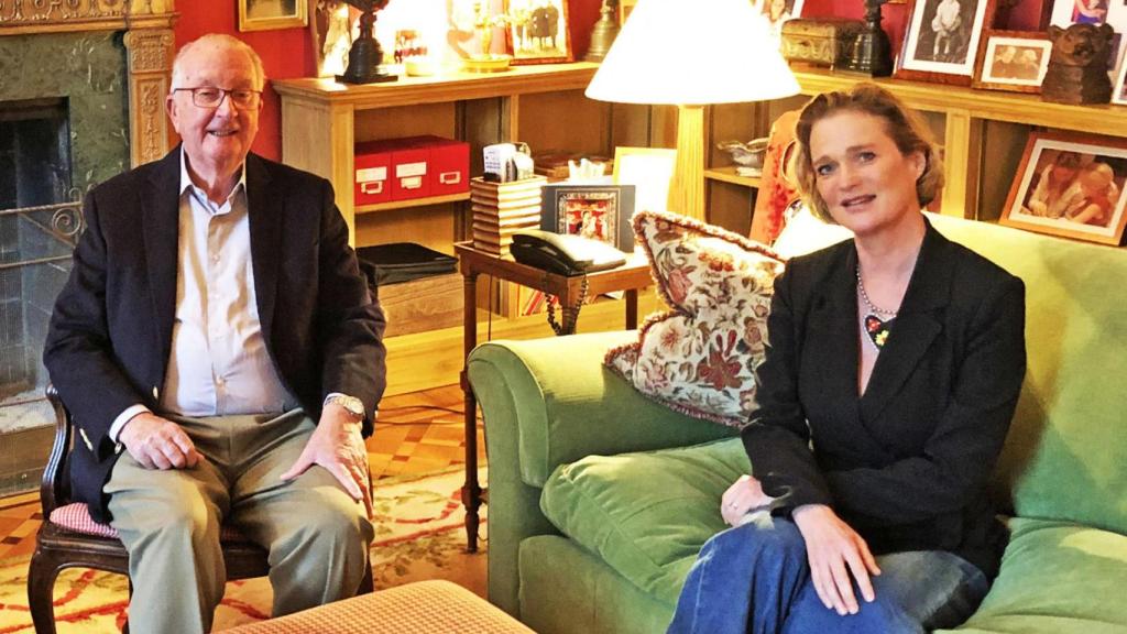 El rey Alberto II de Bélgica, con su hija, Delphine Boël, tras ser reconocida legalmente como princesa por la corte belga, en 2020.
