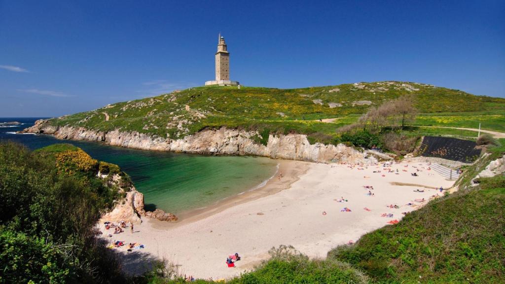 La Torre de Hércules y la playa de As Lapas