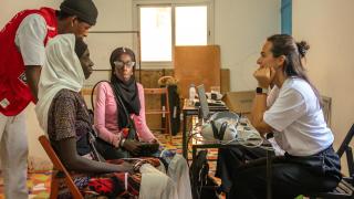 La audioprotesista de Fundación Multiópticas Judith Mendonza atiende a dos mujeres senegalesas con la ayuda de un traductor de Escuela Coruña.