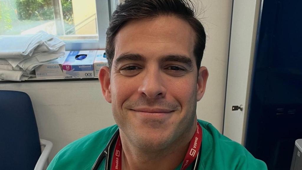 El cardiólogo Aurelio Rojas en su consulta.