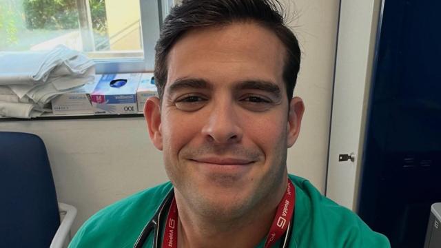 El cardiólogo Aurelio Rojas en su consulta.