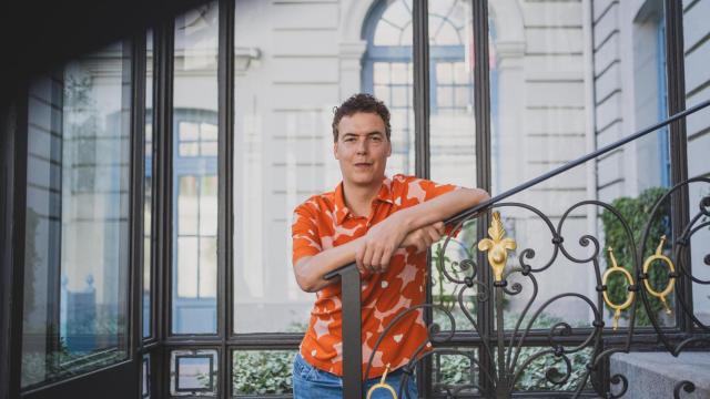 Josep Cister, creador de 'La Promesa', posa para Magas en el jardín del Hotel Santo Mauro antes de hablarnos de las mujeres de su vida.