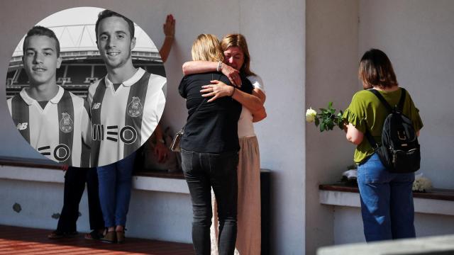 Gente emocionada junto a la Capilla de la Resurrección, lugar del velorio del futbolista portugués del Liverpool Diogo Jota y su hermano André Silva