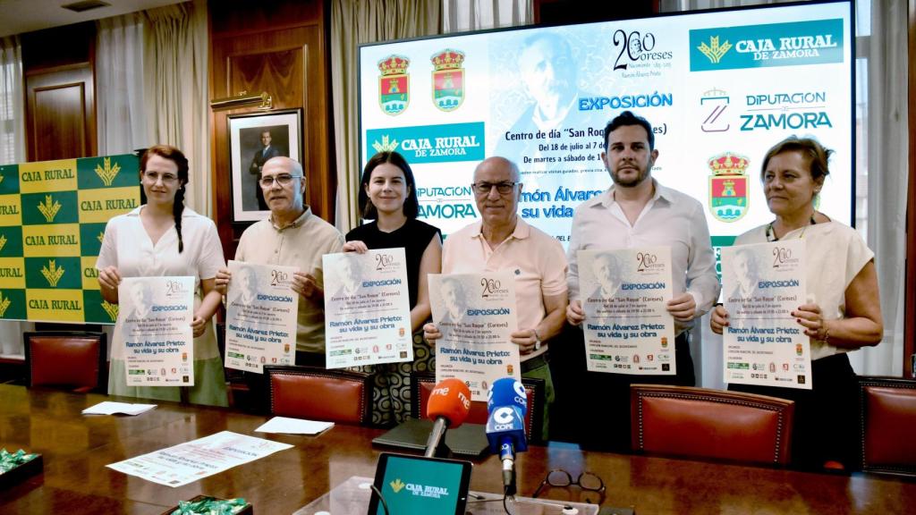 Laura Huertos, de Caja Rural de Zamora; José Luis Salgado, alcalde de Coreses; Víctor López de la Parte, diputado de Cultura de la Diputación de Zamora; Sofía Estandela, técnica de la Fundación Zamorarte; María del Carmen Peláez, del taller Santa Blaya; y Cecilio Vidales, coordinador de la comisión del bicentenario