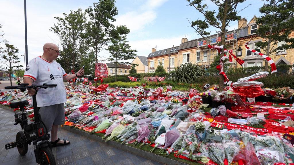 Homenaje de Diogo Jota en los aledaños de Anfield