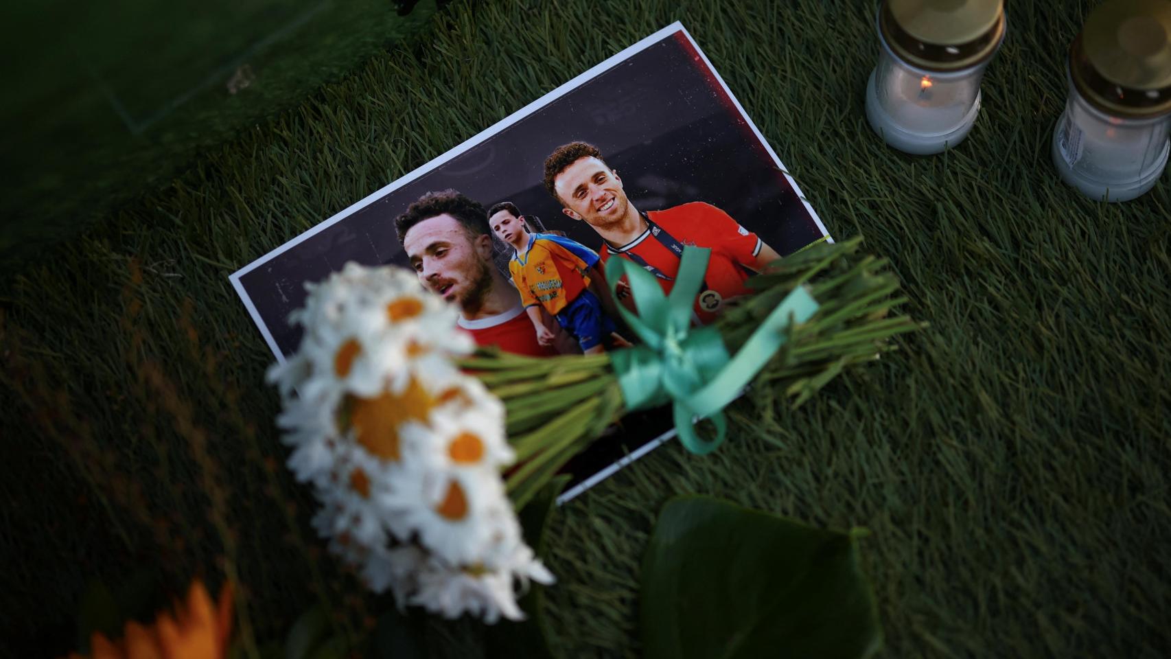 Una fotografía de Diogo Jota y flores en su último adiós.