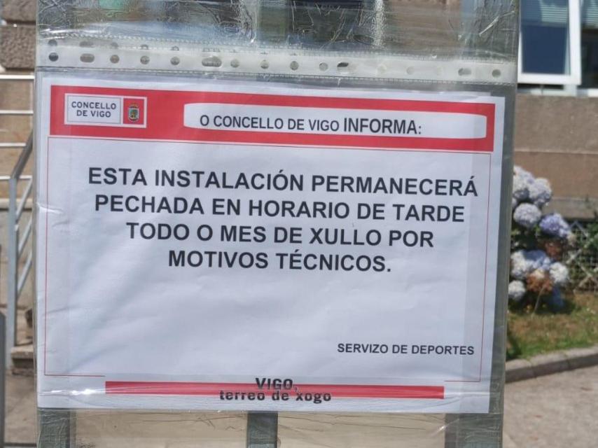 Cartel que anuncia el cierre del gimnasio de O Carme durante las tardes de julio